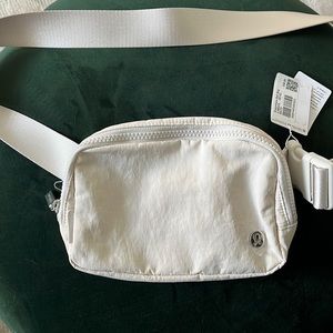 lululemon | everywhere belt bag in white opal